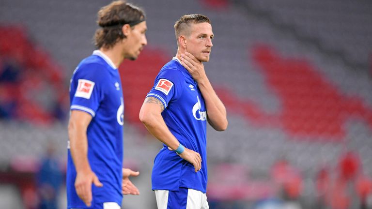 Bastian Oczipka und Benjamin Stambouli erleben mit dem FC Schalke 04 ein historisches Debakel.