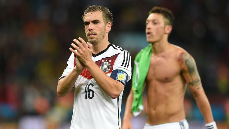 Häufig standen sich Philipp Lahm und Mesut Özil als Gegner gegenüber, wenn der FC Bayern gegen eins von Özils Teams spielte. Für die Weltmeisterschaft 2014 kämpften und siegten sie jedoch für die gleiche Seite. 