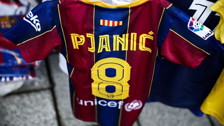 An Miralem Pjanic knüpfen die Verantwortlichen des FC Barcelona große Erwartungen.  Daher bekommt der Bosnier mit der Acht eine legendäre Trikotnummer, die auch Vereinslegende Andres Iniesta getragen hatte.