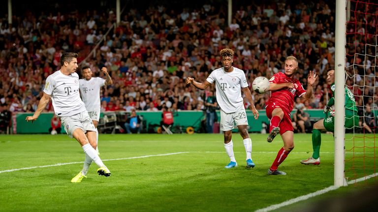 Im DFB Pokal war die Nummer neun als erstes gegen Energie Cottbus erfolgreich. Nach einer knappen halben Stunde brachte sich Lewandowski auf die Torschützenliste. Am Ende gewann Bayern mit 3:1. 