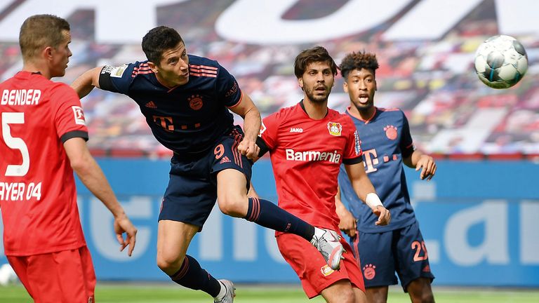 Am 30. Spieltag köpft sich Lewandowski zum seinem 30. Saisontor. In der 66. Minute führt ''Lewy'' die Bayern in Leverkusen zum Sieg.