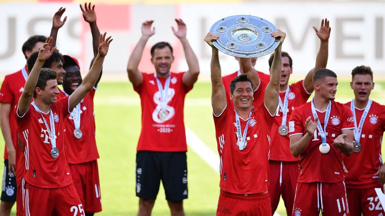 In der Saison 2019/20 konnte der 1,84m große Angreifer gegen den VFL Wolfsburg das letzte Mal treffen. Per Strafstoß gelingt Lewandowski das 3:0 und hob zum achten Mal die Schale in den Himmel.