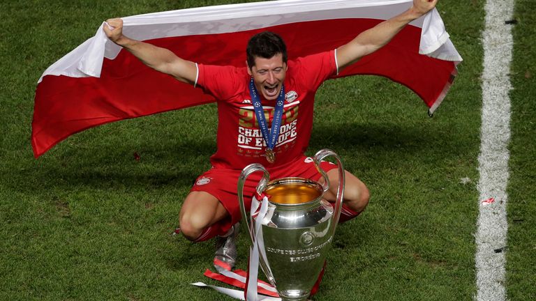 Auch überragend in der Königsklassen: ''Lewy'' konnte sich nicht nur das erste Mal in seiner Karriere mit dem Champions-League-Titel krönen, sonder wurde gleichzeitig mit 15 Treffer Torschützenkönig in diesem Wettbewerb. 