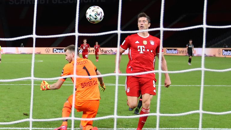 Mit einem Doppelpack verabschiedet sich der Top-Stürmer aus der Pokal-Saison. In der 59. und 89. Minuten konnte er Torwart Hradecky überwinden.