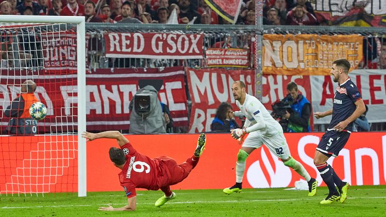 Das erste Tor in der Königsklasse: Wie schon in der Bundesliga knipste Lewandowski bereits am ersten Spieltag sehenswert gegen Roter Stern Belgrad.