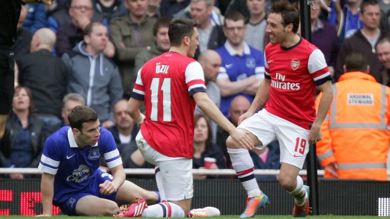 Der einzige Gunner, der es in die Top-Elf von Mesut Özil (m.) geschafft hat, ist der zentrale Mittelfeldspieler Santi Cazorla (r.). Gemeinsam spielten sie vier Jahre für Arsenal.