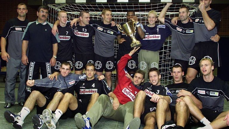 2001: Über den Supercup-Pokal freut sich der damalige deutsche Meister SC Magdeburg u.a. mit Stefan Kretzschmar (Mitte, links neben dem Pokal) nach dem 28:25-Sieg über SG Bad Schwartau-Lübeck.