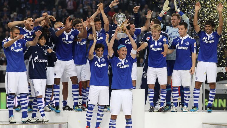 2011 FC Schalke 04: Pokalsieger Schalke gewinnt das Derby gegen Meister Dortmund nach Elfmeterschießen mit 4:3 und holt zum ersten und bisher einzigen Mal den DFL Supercup.