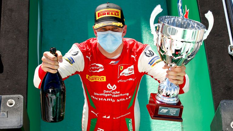 Mick Schumacher fährt in Monza allen davon, hin zu seinem ersten Saisonsieg.