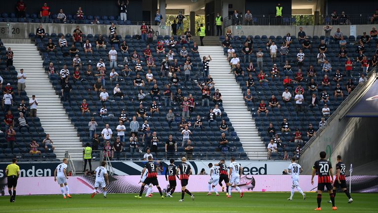 Eintracht Frankfurt empfängt Aufsteiger Arminia Bielefeld vor 6.500 Zuschauern, die natürlich mit dem nötigen Abstand das Spiel verfolgen.