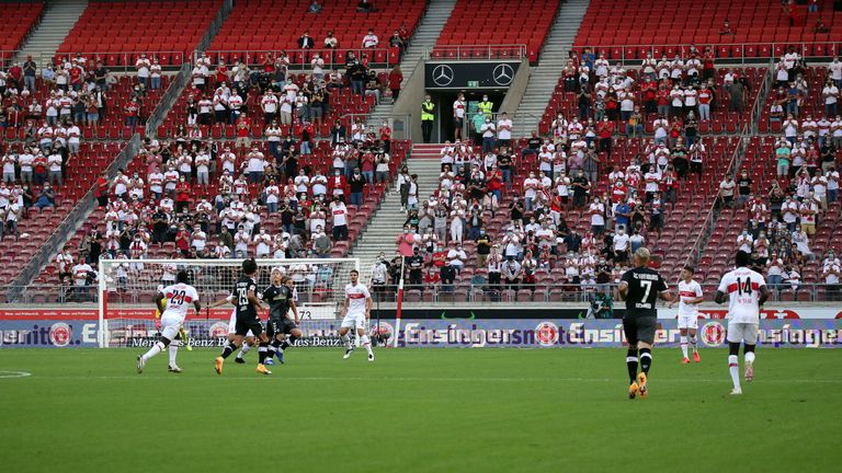 Das Stadion des VfB fasst ansonsten 60.449 Zuschauer.