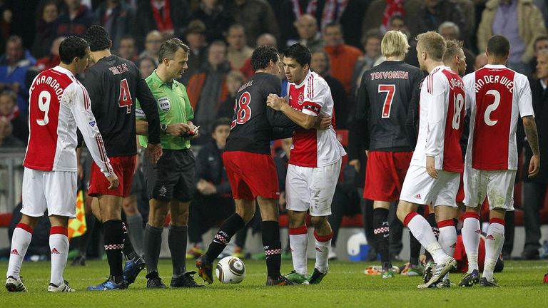 2010/11: Als Stürmer von Ajax Amsterdam beißt Suarez seinen Gegenspieler Otman Bakkal von der PSV Eindhoven. Er wird für sieben Spiele gesperrt. 
