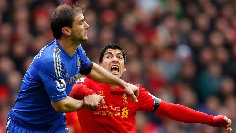 2013/14: Als Profi des FC Liverpool beißt Suarez Branislav Ivanovic vom FC Chelsea. Der Angreifer wird für zehn Spiele gesperrt. 
