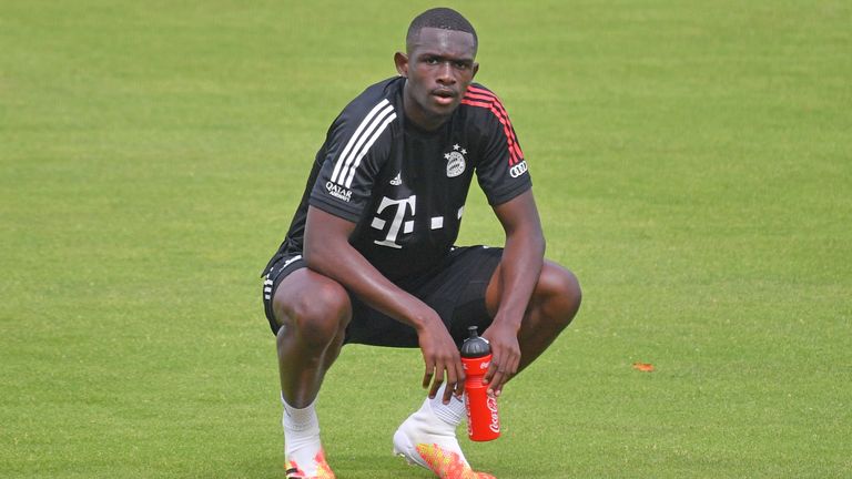 Bayerns Neuzugang Tanguy Nianzou soll sich eine Verletzung am Oberschenkel zugezogen haben.