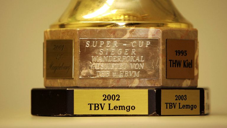 2002: Der TBV Lemgo gewinnt am als erste Mannschaft zum dritten Mal nach 1997 und 1999 den Handball-Supercup. Der TBV setzt sich mit 34:26 gegen den THW Kiel durch.