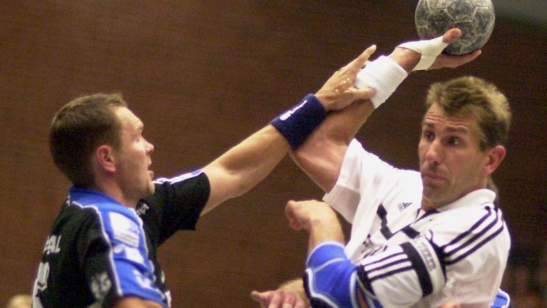 2000: Der Kieler Magnus Wislander (r.) versucht unter Bedrängnis des Gegners Lars Christiansen zum Wurf zu kommen. Die SG Flensburg-Handewitt gewinnt das Spiel um den Super-Cup gegen den THW mit 20:19.