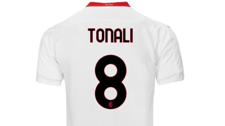 Sandro Tonali hat sich mit dem Wechsel zum AC Milan einen Traum erfüllt und sich für eine legendäre Trikotnummer entschieden. Bei der Wahl der Nummer acht fragte er Milan-Ikone Gennaro Gattuso vorher noch um Erlaubnis. (Bildquelle: store.acmilan.com)