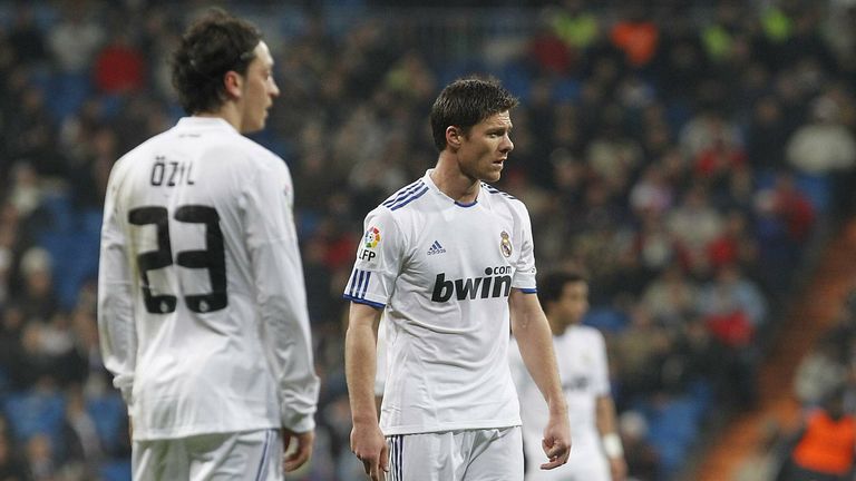 Mittelfeldstrategen unter sich: Xabi Alsonso ist in der Zentrale für Mesut Özil gesetzt. Zusammen spielten sie  drei Jahre für das "Weiße Ballett".