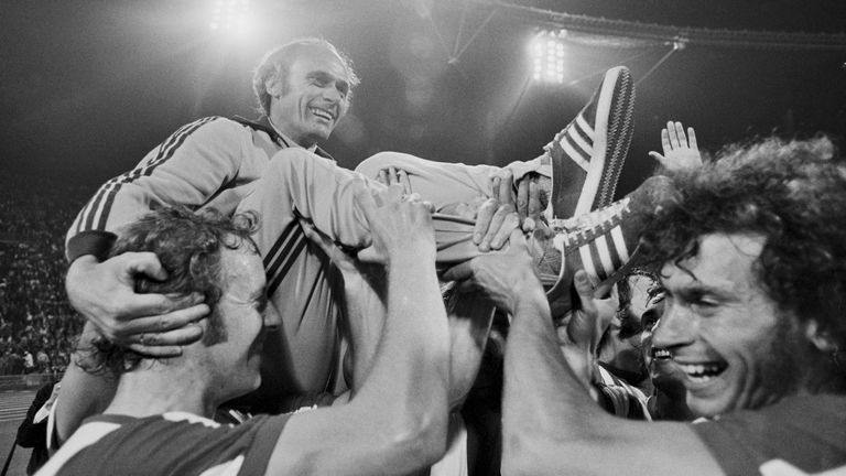 1972 - Bayern gegen Schalke: Der FCB macht am letzten Spieltag gegen S04 sein erstes Spiel im Olympiastadion - und kürt sich gleich zum Meister. Der Anfang von etwas Großem unter Trainer Udo Lattek.