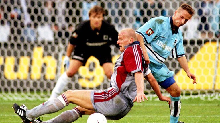 1999 - 1860 München gegen FC Bayern. Die Löwen schaffen den großen Coup und gewinnen nach 22 Jahren das erste Derby gegen den Rekordmeister, mit dem sie sich das Olympiastadion teilen. Thomas Riedl schießt den 1:0 Siegtreffer.