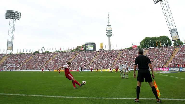2005 - FC Bayern gegen 1. FC Nürnberg: Am 14. Mai rollt im Olympiastadion das letzte Mal der Ball in einem Profi-Spiel der Männer. Der FCB gewinnt zum Abschied mit 6:3 und  feiert im Stadion die Meisterschaft (Quelle: Imago).