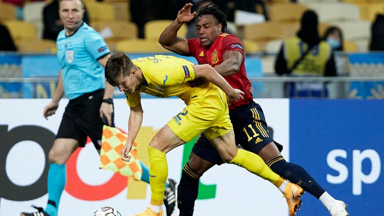 Adama Traore (r.) und Spanien straucheln gegen die Ukraine und kassieren die erste Niederlage in der diesjährigen Nations League. 
