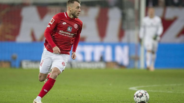Mainz 05: Auch bei Mainz wurde in dieser Saison die Zehn nicht verteilt. Zuletzt nahm Alexandru Maxim in der Saison 2018/19 die Nummer an. Aktuell läuft der Rumäne in der Süper Lig (Türkei) auf.