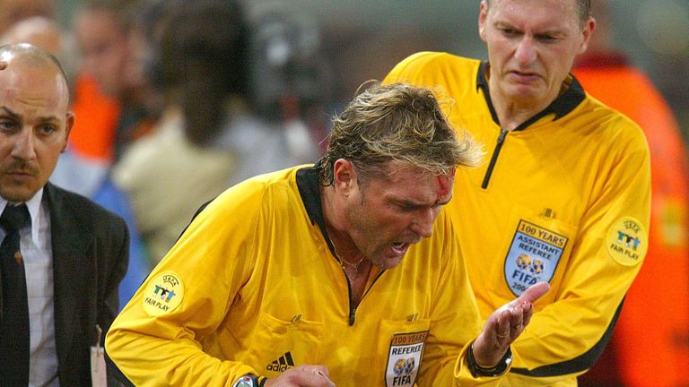 15. September 2004: Schiri Anders Frisk wird bei der CL-Partie zwischen Kiew und Rom von einer Münze an der Stirn getroffen. Zuvor hatte der Unparteiische dem römischen Verteidiger Philippe Mexes nach einer Tätlichkeit die Rote Karte gezeigt.