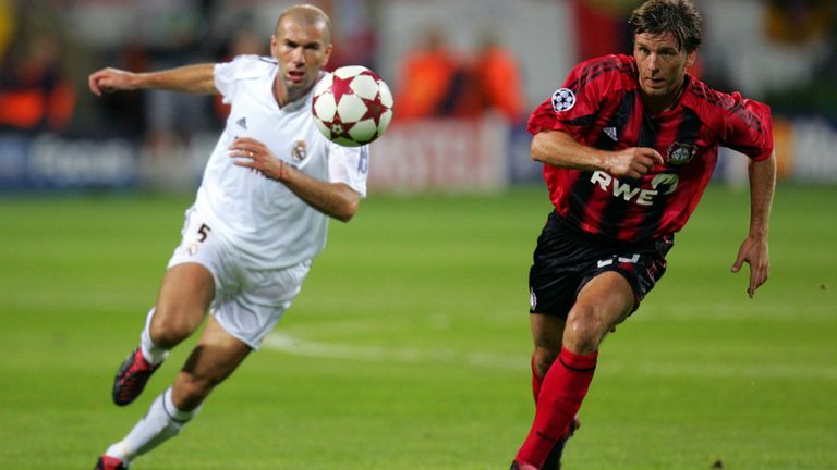 Saison 2004/2005: Gruppe B. Bayer Leverkusen siegt zuhause gegen die Königlichen mit 3:0. Tore: 1:0 (Krzynowek), 2:0 (Franca), 3:0 (Berbatov). 