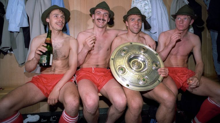 Deutscher Meister wird im Mai 1990 der FC Bayern. Der heutige Trainer Hansi Flick (mit Schale) feiert mit seinen Teamkollegen Olaf Thon, Jürgen Kohler und Stefan Reuter (v.l.).