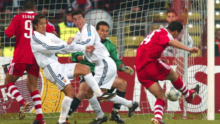 Saison 2001/2002: Im Hinspiel des Viertelfinales setzte sich der Rekordmeister dahoam knapp durch. Bayern gegen Real Madrid 2:1. Tore: 0:1 (Geremi), 1:1 (Effenberg), 2:1 (Pizarro).