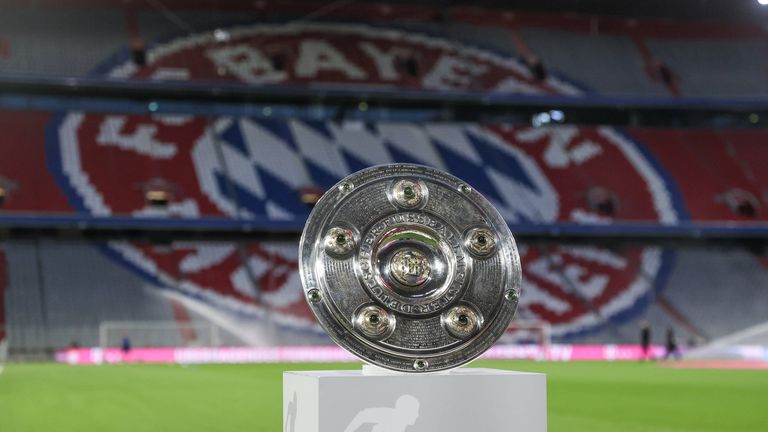 Bundesliga: Bayern, Dortmund und Co. investierten ein finanzielles Gesamtvolumen von 321.,4 Millionen. Das sind 426 Millionen Euro weniger als vergangenen Sommer.