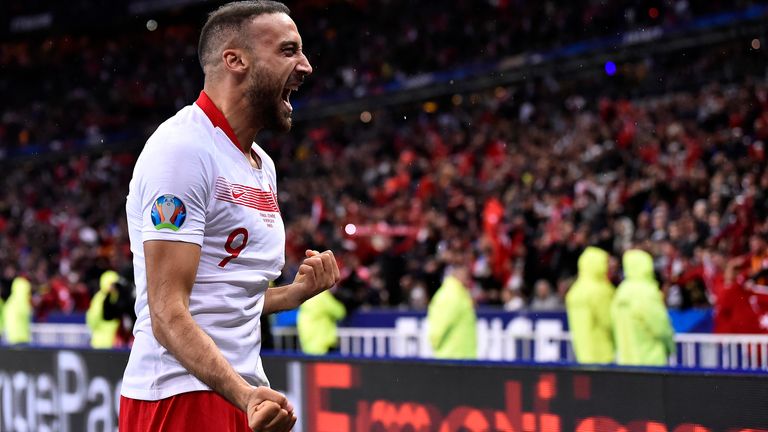 Cenk Tosun: Der 29-jährige Mittelstürmer, geboren in Wetzlar, entschied sich von der U16 bis zur U21 für Deutschland zu spielen. Seit der U21 ist Tosun ein Bestandteil der türkischen Nationalmannschaft. Aktuell steht er beim FC Everton unter Vertrag.