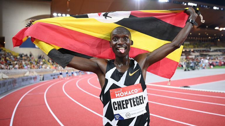Joshua Cheptegei läuft über 10.000 Meter einen neuen Weltrekord.