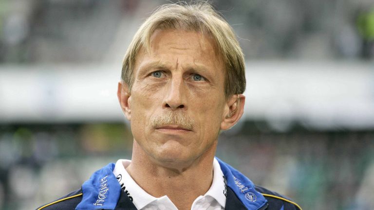 Oktober 2000: Christoph Daum wurde des Drogenkonsums beschuldig,  daraufhin gab er - mit einem absolut reinen Gewissen- eine Haarprobe ab. Was er zu diesem Zeitpunkt nicht wusste: Seine Probe war positiv. Damit war klar: Der Trainer hatte gekokst.