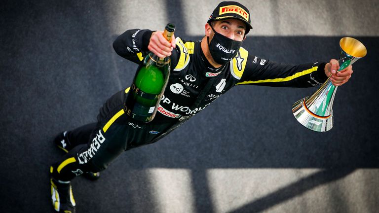 Daniel Ricciardo fährt am Nürburgring aufs Podium und erinnert seinen Teamchef an die Tattoo-Wette. 