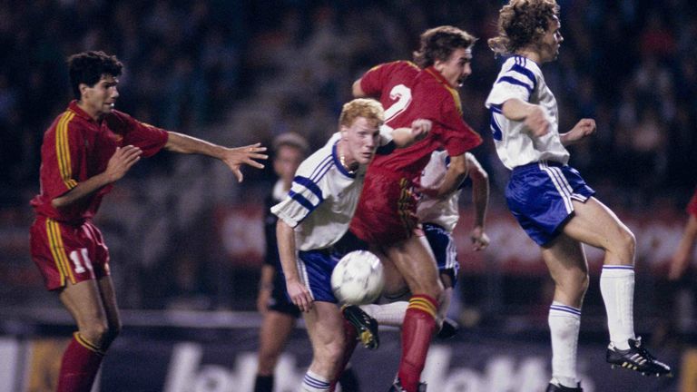Am 12. September 1990 bestreitet die Auswahl der DDR ihr letztes Länderspiel. Beim 2:0-Sieg in Belgien erzielt Matthias Sammer (M.) beide Tore.