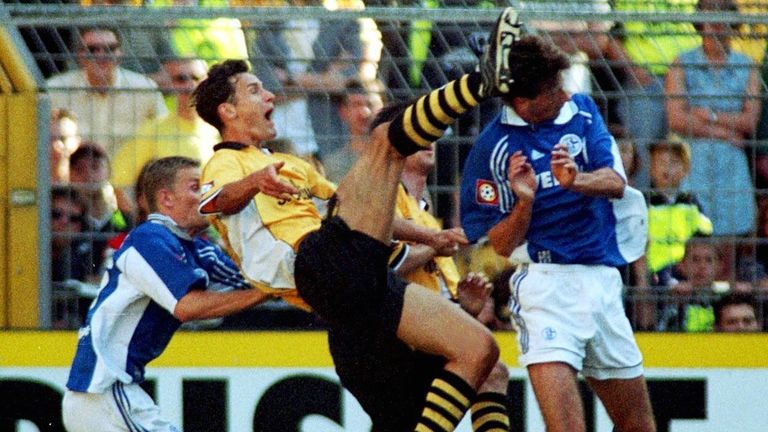 Saison 1999/2000: Borussia Dortmund und Schalke 04 trennten sich am 33. Spieltag mit einem 1:1. Torschützen: 0:1 (57. Minute) Ebbe Sand, 1:1 (82. Minute) Alfred Nijhuis. 