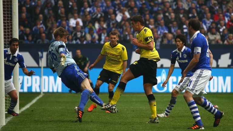 Saison 2011/2012: Ein wichtiger Derby-Sieg für die Meisterschaft (31. Spieltag). In diesem Jahr konnte Dortmund die Schale erneut gewinnen und setzte sich knapp gegen den Tabellendritten durch. Tore: 1:0 (Farfan), 1:1 (Piszczek), 1:2 (Kehl). 