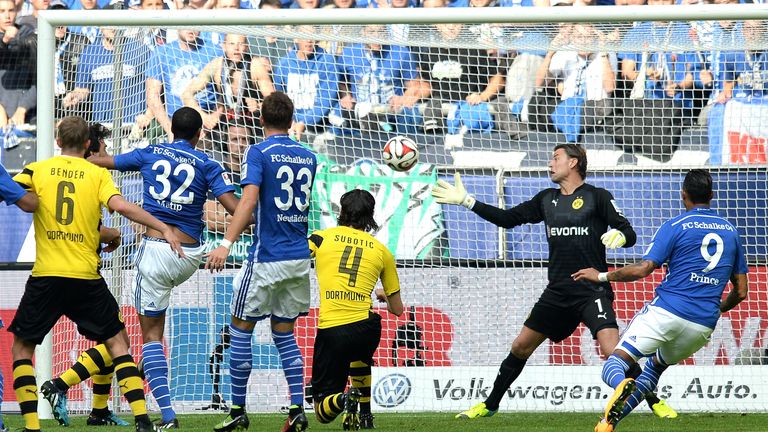 2014/2015: In einer miserablen Hinrunde für den BVB scheiterte das Team um Coach Jürgen Klopp mit 1:2 an Schalke. Joel Matip (Foto, Nr. 32) leitete den Schalker-Sieg ein (6. Spieltag). Tore: 1:0 (Matip), 2:0 (Choupo-Moting), 2:1 (Aubameyang).