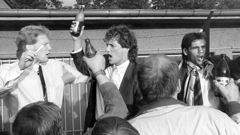 DDR-Meister ist Dynamo Dresden. Matthias Sammer, Thorsten Gütschow und Ulf Kirsten (v.l.) feiern den Titel.