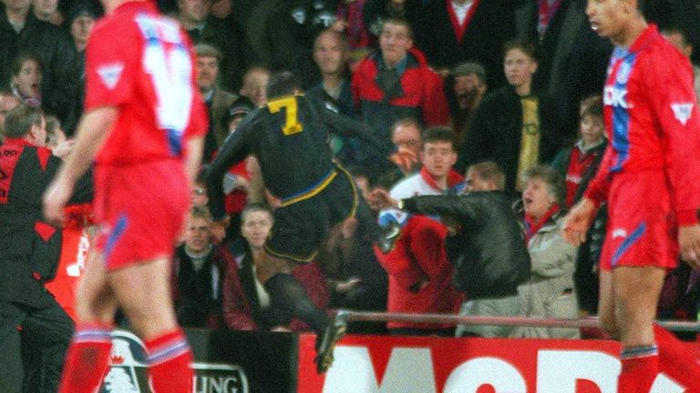 25. Januar 1995: Während des Spiels bei Crystal Palace wurde Manchester-United-Spieler Eric Cantona von einem bespuckt und beleidigt. Der Franzose rastete aus und streckte den Zuschauer mit einem Kung-Fu-Tritt nieder.