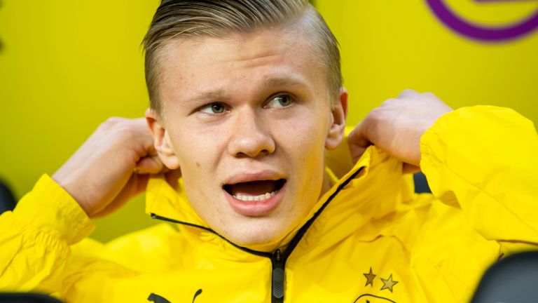 BVB-Star Erling Haaland sitzt zunächst auf der Bank.