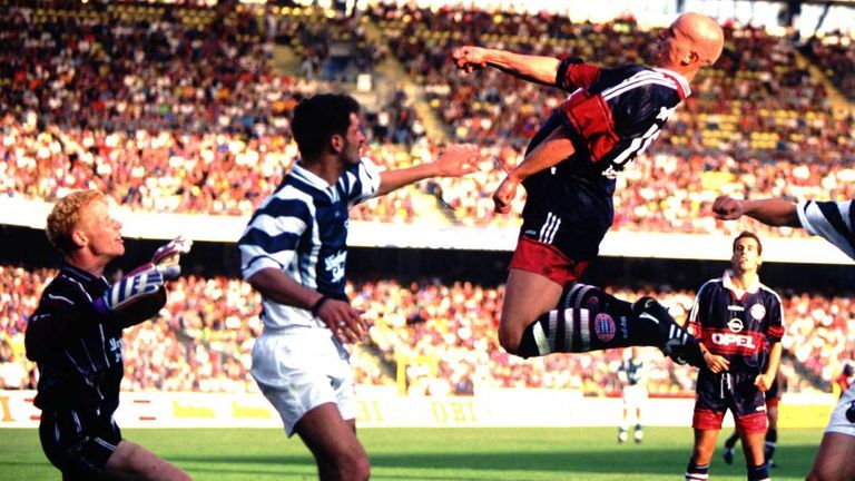 Carsten Jancker (r.) köpft den Ball über den Torwart Peter Hofmann ins Tor - es war eins von 16 Toren für Bayern München beim DFB-Pokal-Sieg gegen DJK Waldberg (1:16, 1. Runde 1997/1998).