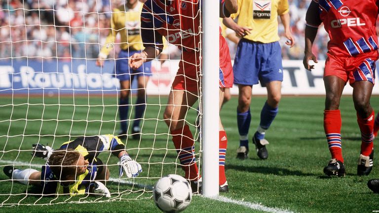 1994 - Bayern gegen Nürnberg: Legendäre Fehlentscheidung in München! Obwohl Thomas Helmers Ball neben dem Pfosten ins Aus geht, entscheidet der Schiedsrichter auf Tor für die Bayern. Das Spiel wird anulliert - im Nachholspiel gewinnt Bayern mit 5:0.
