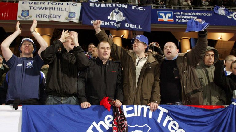 Fanklubs FC Everton: Die Fans der Toffees kommen nicht nur aus Großbritannien. Mit den Everton FC Supporters Germany/Austria/Switzerland, den ''Z Cars Blues'' und dem ''Rainbow Toffees LGTB'' wird der Tabellenerste multikulturell angefeuert.