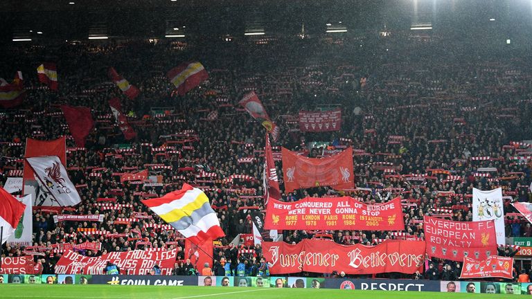 Fanklubs FC Liverpool: Die Reds haben über 300 offizielle Fanklubs in über 90 Ländern. Unter anderem ''Berlin Reds'', ''This Is Anfield'' und ''LFC 4 Ever''. 