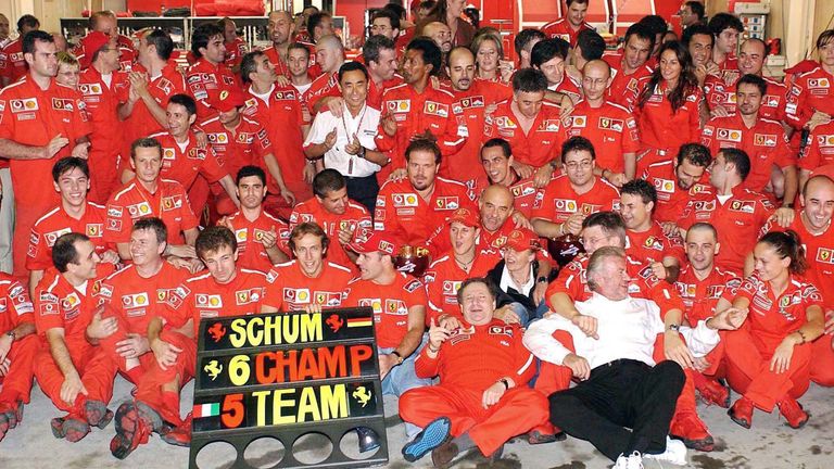 Team Ferrari ist mal wieder in Feierlaune: Schumacher wird beim Großen Preis in Japan 2003 zum sechsten Mal Weltmeister. Für das Ferrari-Team ist es der fünfte Erfolg in Folge. 