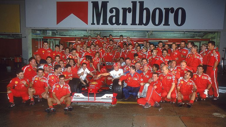 Schumacher und das Ferrari-Team feiern am 08. Oktober 2000 den 3. WM-Titel des deutschen Formel 1 Piloten. Es war sein erster Titel für die Scuderia.