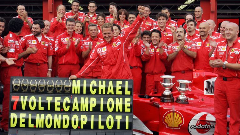 Schumacher erreicht 2004 Unglaubliches. Er wurde zum siebten Mal Weltmeister der Formel 1. Zum fünften Mal in Folge holte er sich mit seinem Team Ferrari den Titel.